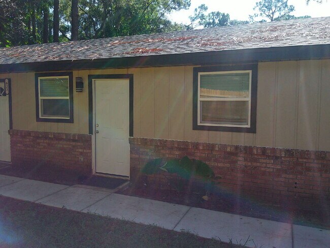 Building Photo - Adorable updated 2 bedroom 1 bath Unit in ...
