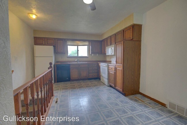 Building Photo - 748 W 61st St