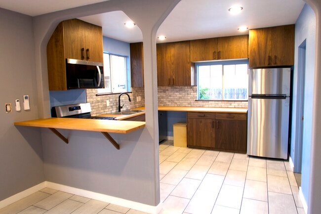 Building Photo - 3547 E Green St