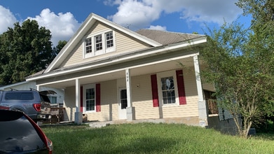 Building Photo - 808 Putnam St