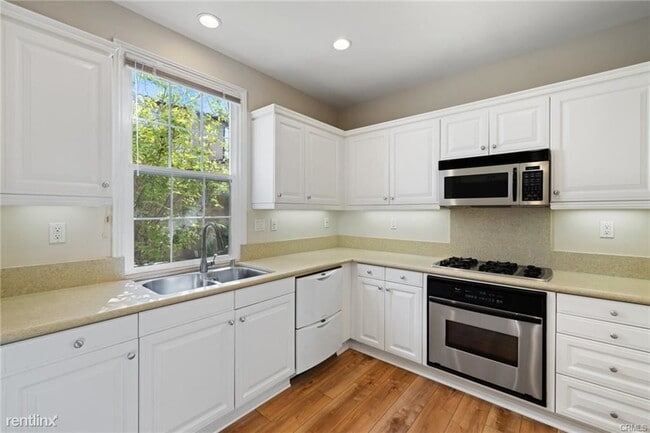 Building Photo - 4 br, 3 bath Condo - 119 White Flower