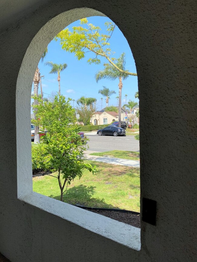 Building Photo - Restored Spanish Style Wilshire Square Home