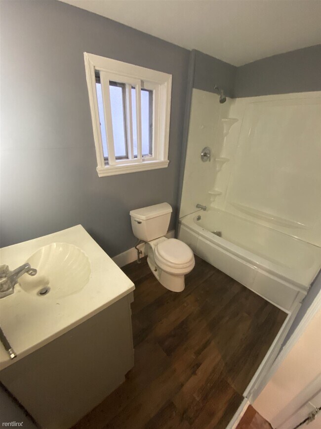 Building Photo - 2 br, 1 bath Duplex - 20 Batten Avenue 2