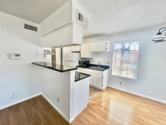 Building Photo - 2750 Holly Hall St