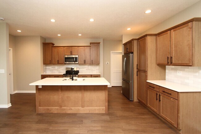 Building Photo - Almost NEW townhouse!