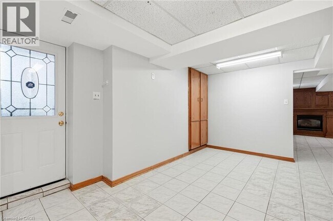 Building Photo - 114 Slinger Ave