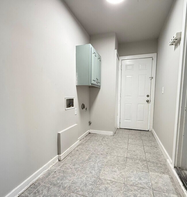 Building Photo - 4320 Suntane Cir