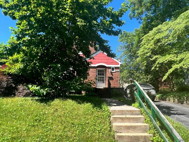 Building Photo - Charming 4 BR/2 BA Single-Family Home in B...