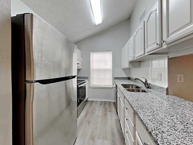 Foto del edificio - 1547 Hunterwood Dr