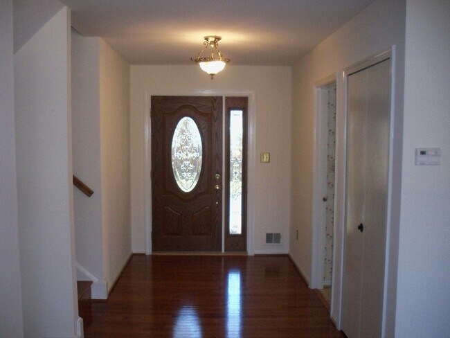 Building Photo - Fantastic Renovated split level in Fairfax