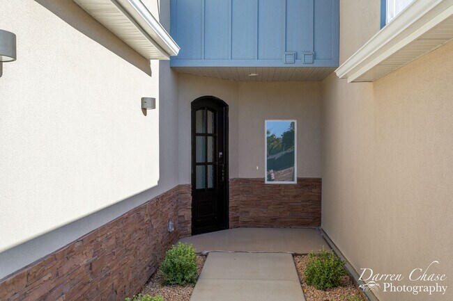 Building Photo - 4 bedroom, 2.5 bathroom townhome in Hurricane!