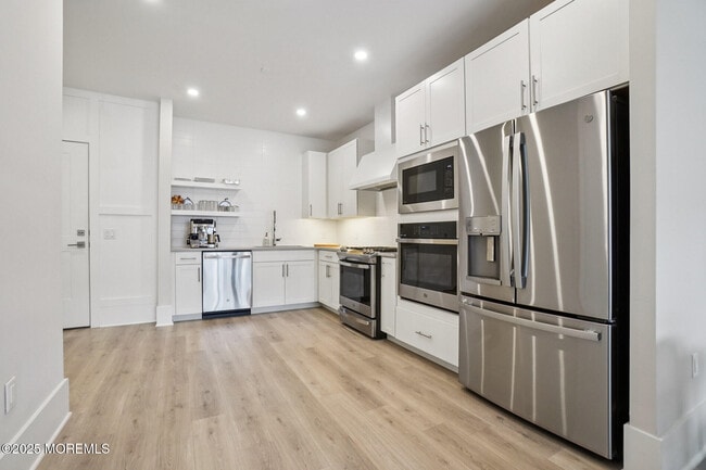 Building Photo - 218 3rd Ave