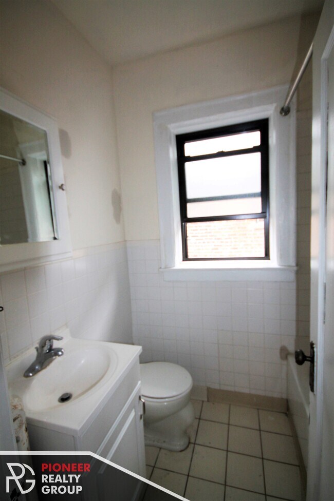 Building Photo - 5941 N Paulina St