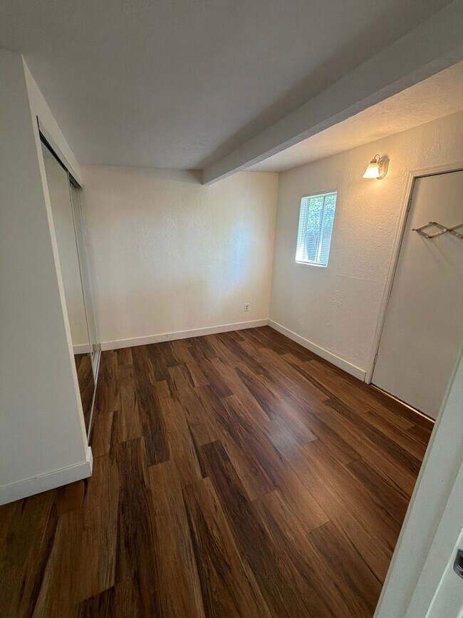 Foto del edificio - Charming 2 Bedroom, 2 Bathroom Home with ADU in Desirable Land Park Area
