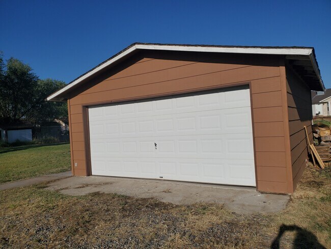 Detached Garage - 651 S Maple St