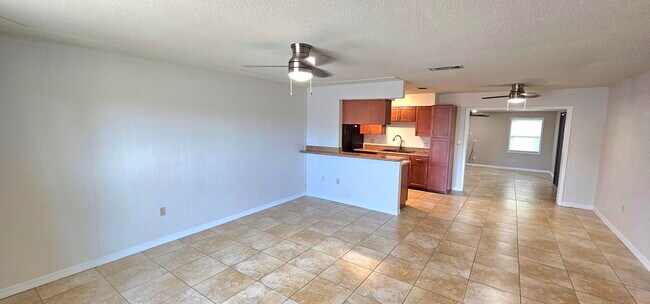 Foto del edificio - 1380 Floral Ln