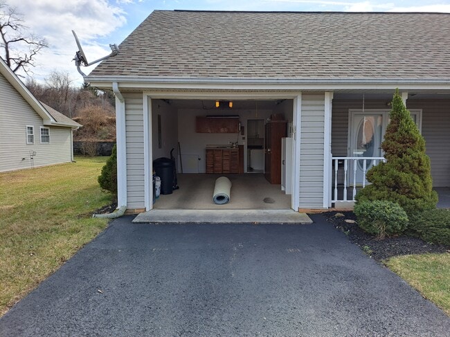 Building Photo - 216 Wheatland Ct NE
