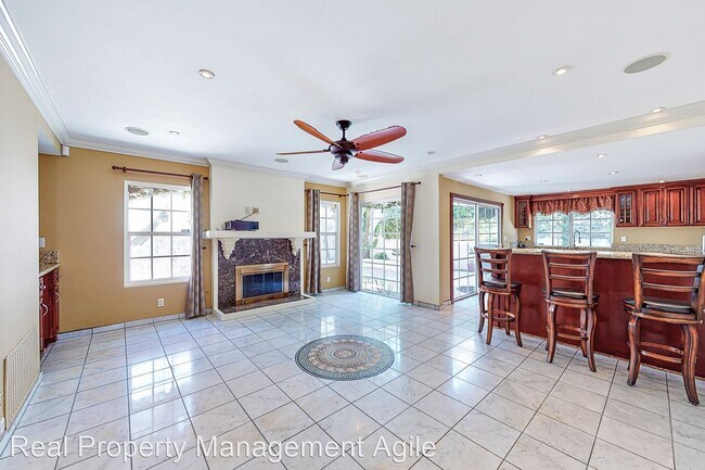 Building Photo - 4 br, 3.5 bath House - 824 Via Alameda