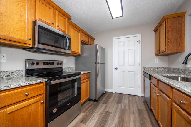 Kitchen w/ Granite & walk in pantry - 1508 Woodland Ct