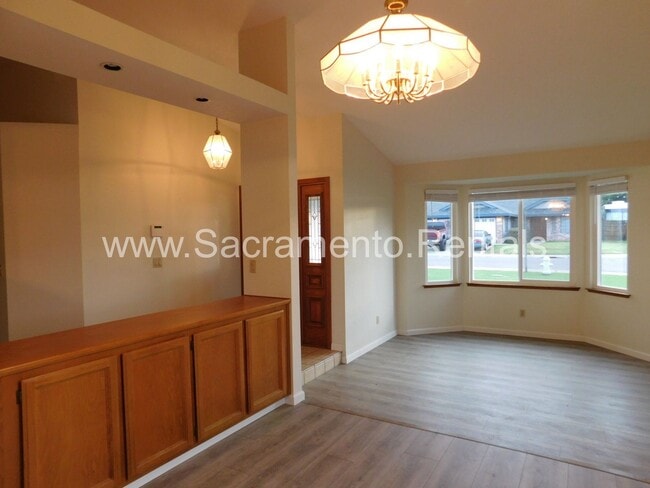 Building Photo - Spacious 4bd/2ba Citrus Heights Home with ...