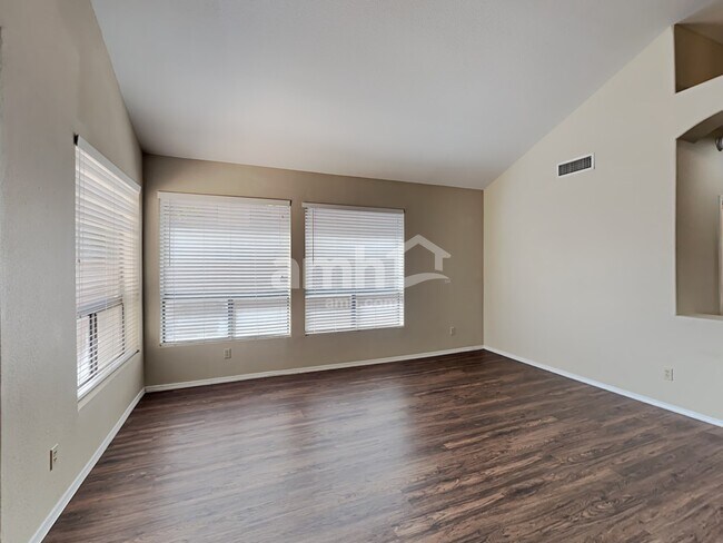 Foto del edificio - 5679 E Beverly Lane
