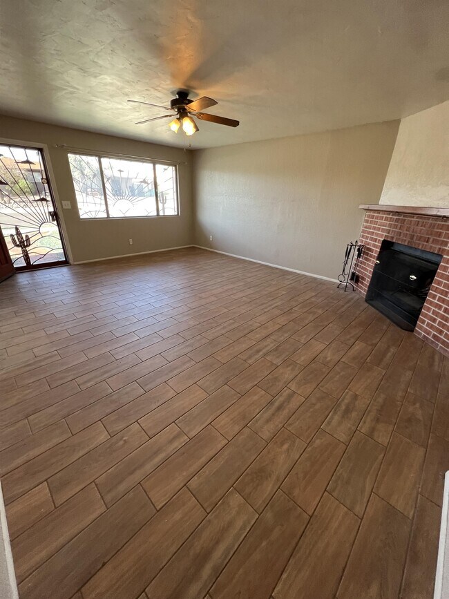 Building Photo - 3931 W Sunny Hills Pl