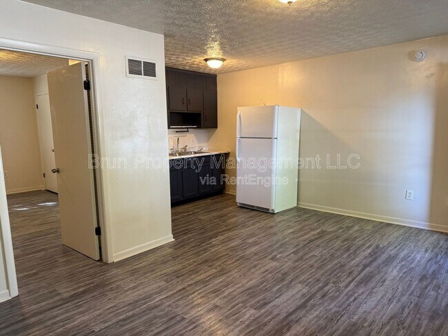 Building Photo - 3216 Garden Dr