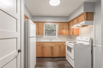 Building Photo - 818 University Ave