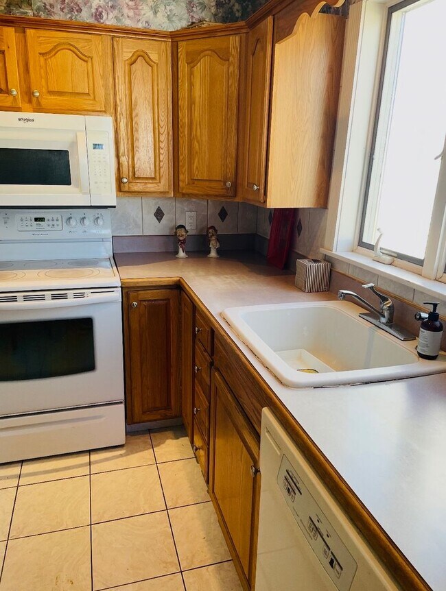 Building Photo - Single Family Home Available in Schenectady, NY!