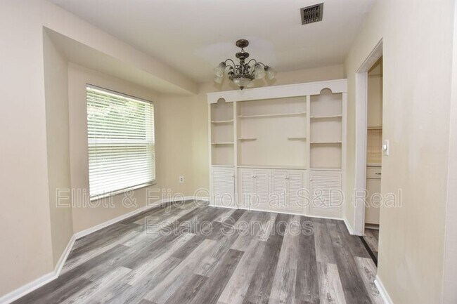 Building Photo - 561 Lake Bonny Dr E