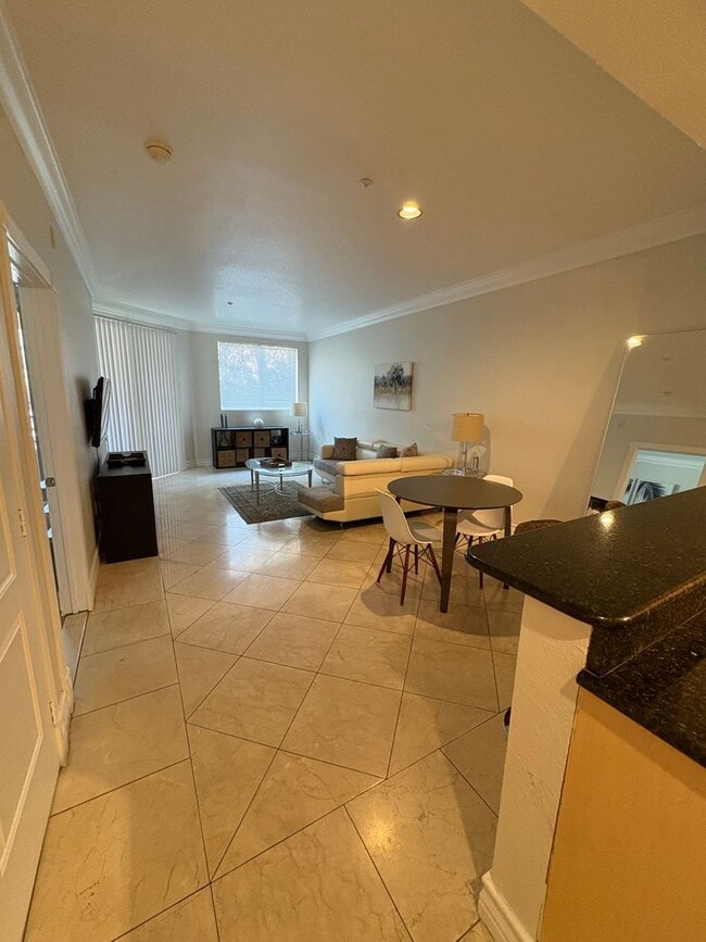 Building Photo - Spacious fully furnished 1 bedroom condo l...
