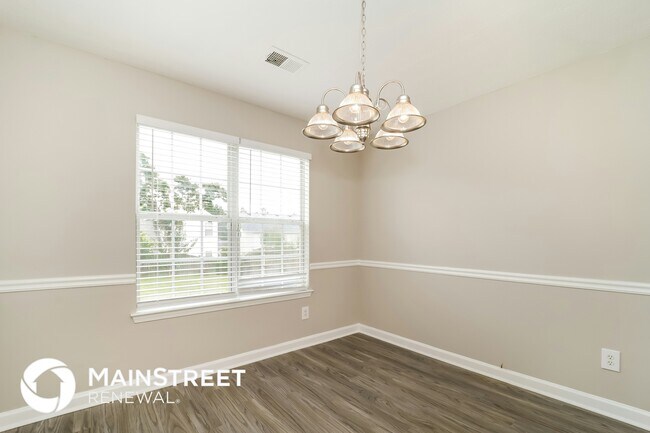 Building Photo - 2560 S Hills