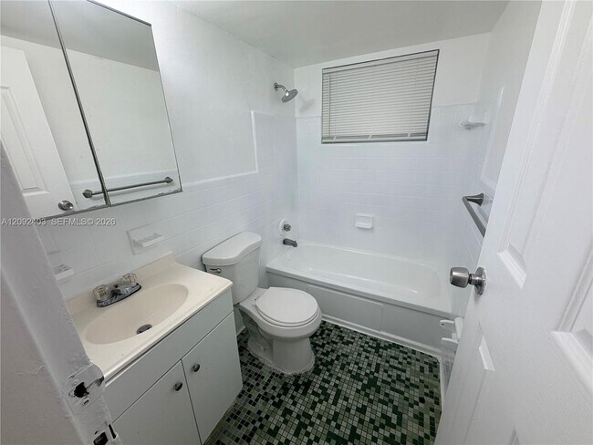 Foto del edificio - 70 NW 77th St