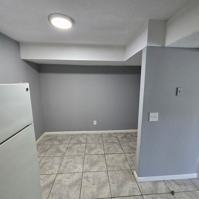 Building Photo - Available NOW— 2 bd/1.5ba townhome near Do...