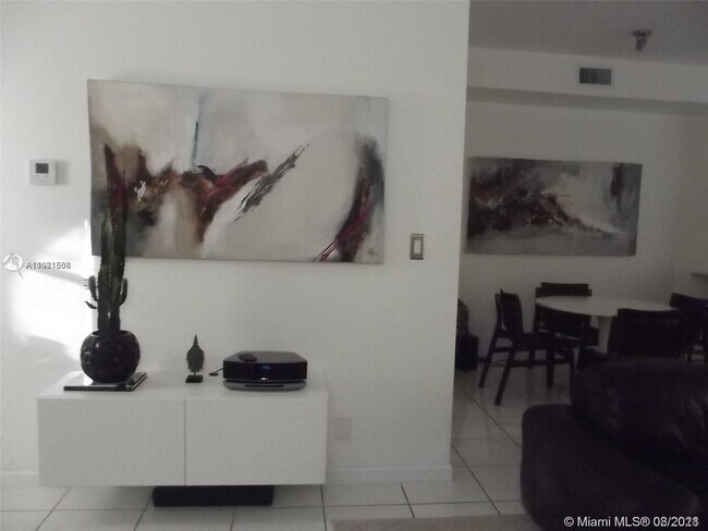 Foto del edificio - 15563 Miami Lakeway N