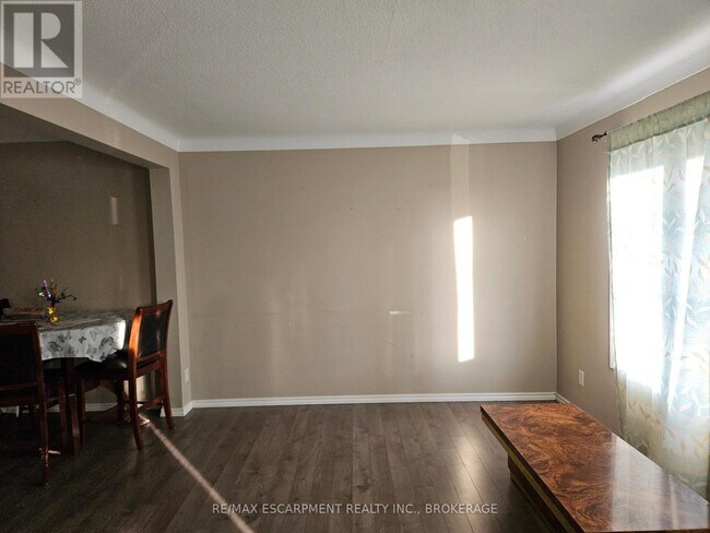 Photo du bâtiment - 100 Endicott Terrace