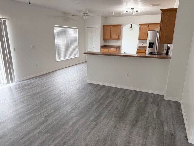 Foto del edificio - Large 2-Story 4 Bedroom 2.5 Bathroom House w/ Fenced in Yard - For Rent