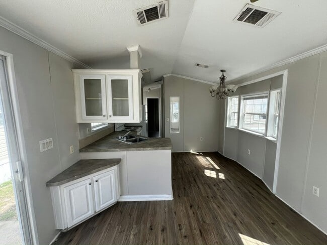 Building Photo - 3310 Chicago Bears St