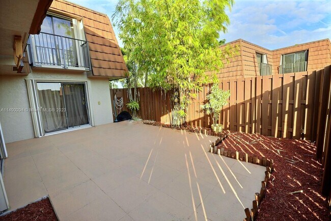 Foto del edificio - 4173 Forest Hill Dr