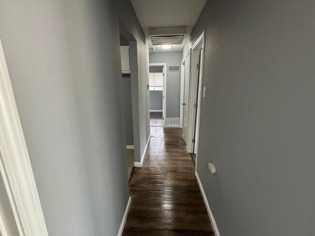 Building Photo - Freshly renovated 4bed/1bath
