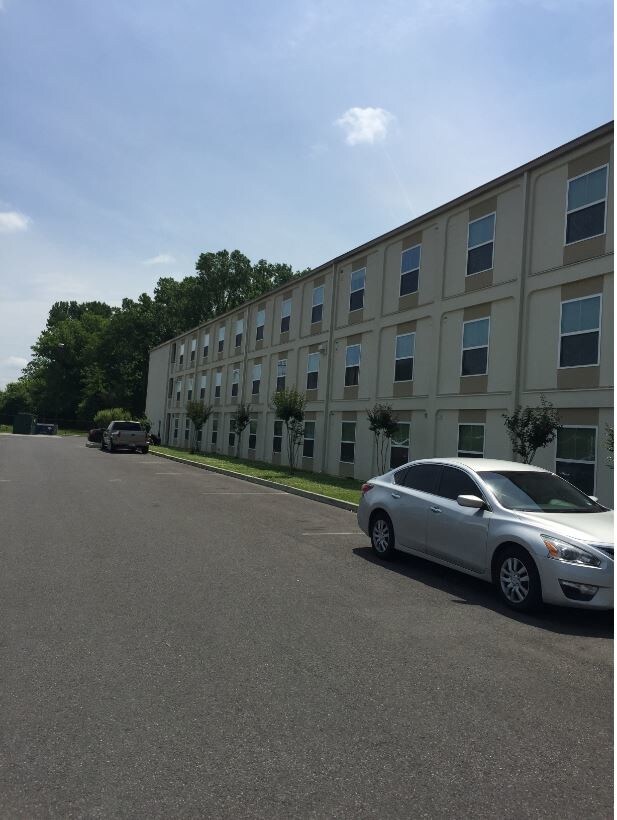 Jaguar Plaza Apartments Rentals in Baton Rouge at 750 Harding Blvd