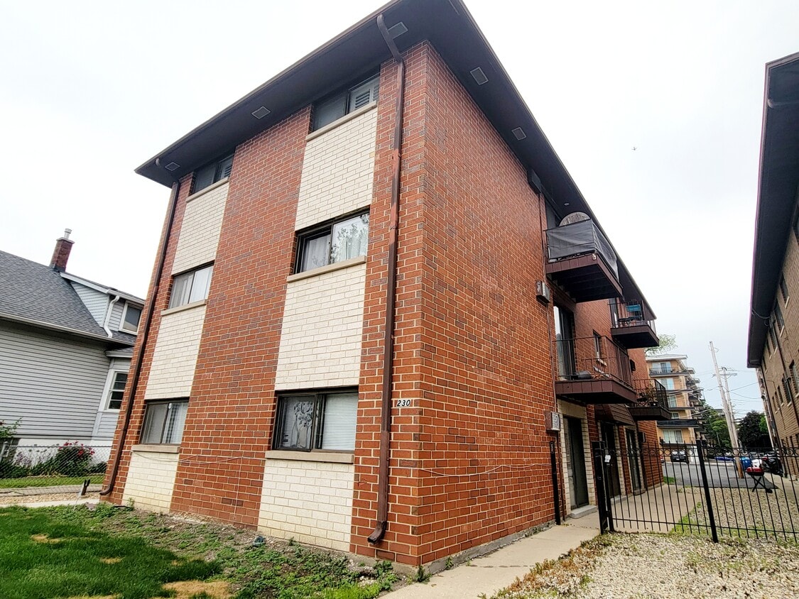 Primary Photo - 230 Circle Ave