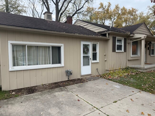 Side Entrance - 23072 Lilac St