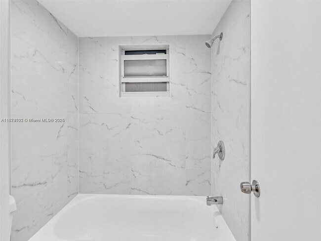 Foto del edificio - 3626 NE 168th St