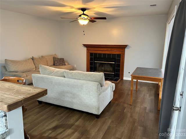 Foto del edificio - 5901 Thorn Hill Ln