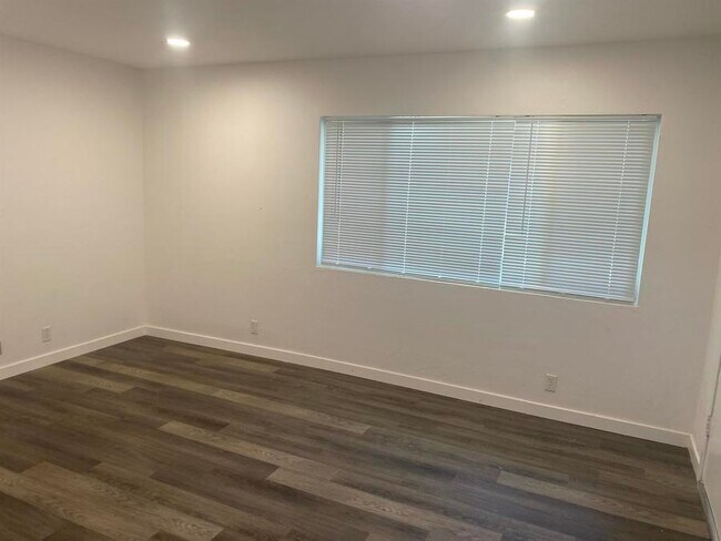 Building Photo - 1423 W Lingan Ln