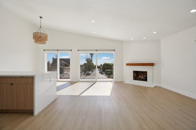 Building Photo - 25051 La Cresta Dr