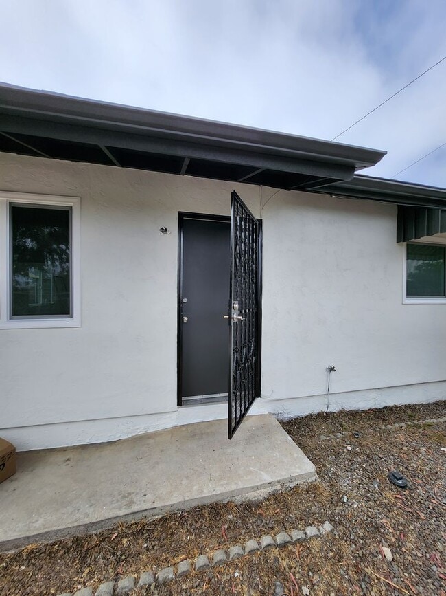 Building Photo - Golden Hill 2 bedroom 1 bath remodeled Single family Home  2595.00