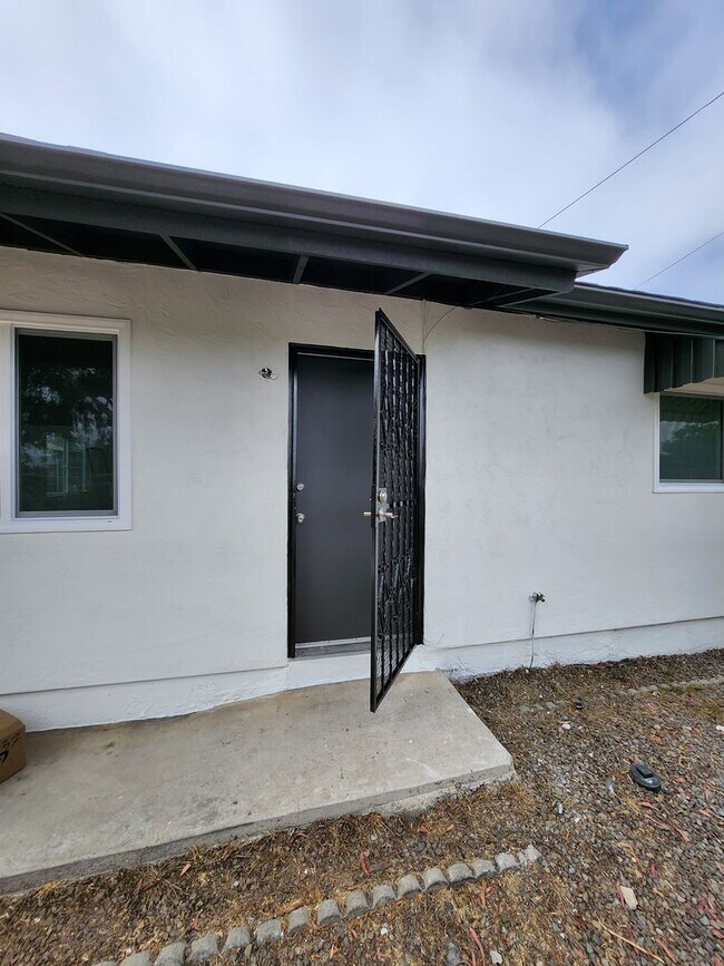 Foto del edificio - Golden Hill 2 bedroom 1 bath remodeled Single family Home  2595.00