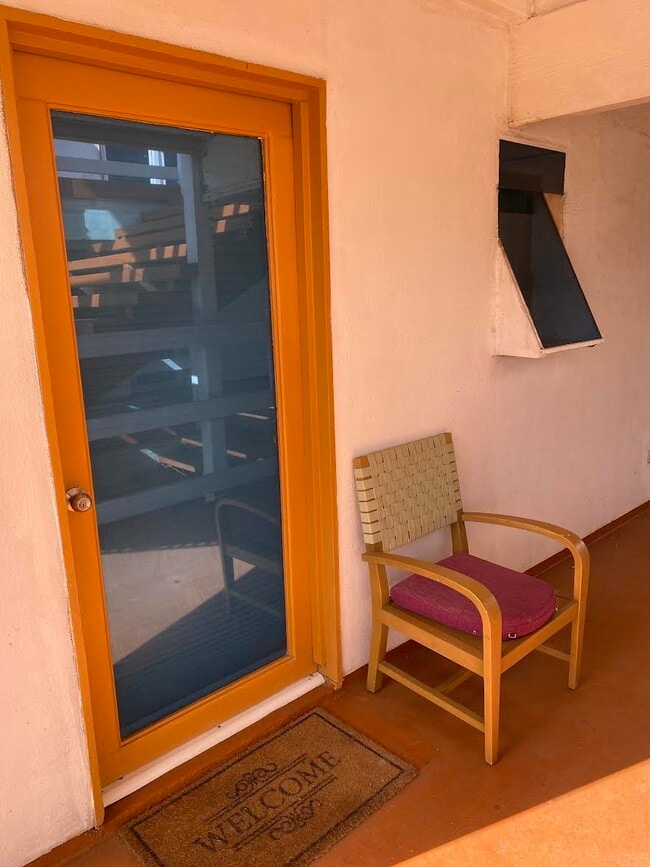 Private entrance - 4-1665 Kuhio Hwy